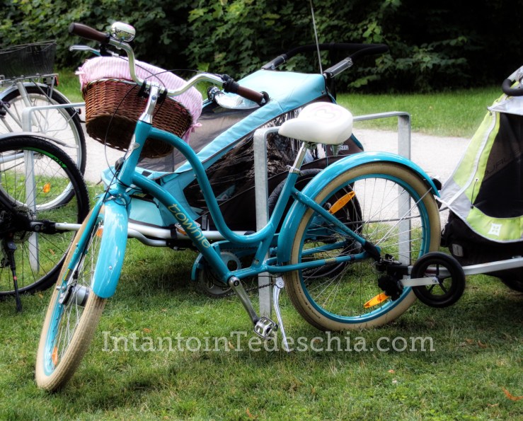 bicicletta baviera azzurra cestino